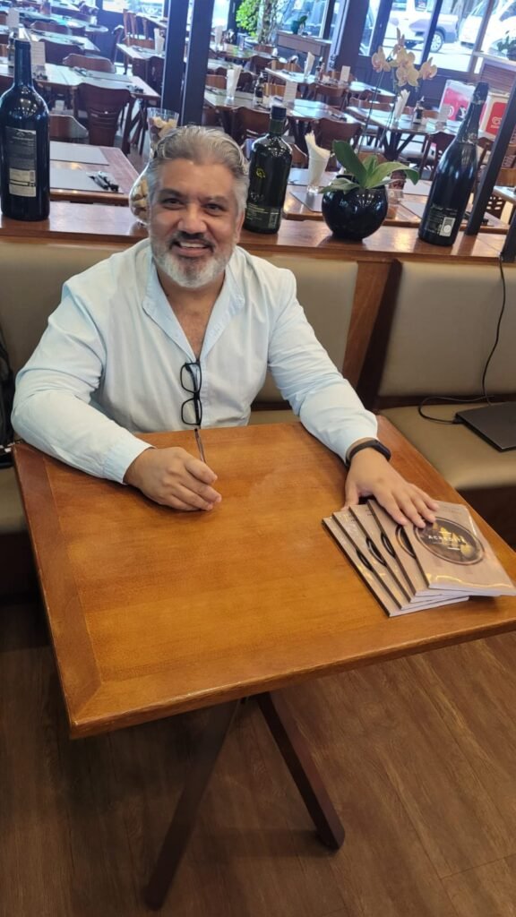 Ronaldo autografando os Livros